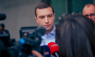 Jordan Bardella (RN) qualifie le budget du gouvernement de "mauvais" et appelle à une dissolution rapide de l'Assemblée nationale