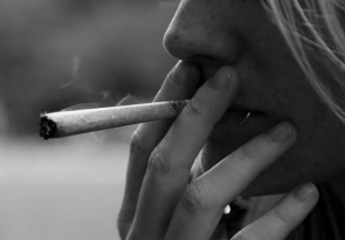 81 % des Français souhaitent un durcissement des sanctions contre les consommateurs de drogues afin de mieux lutter contre le narcotrafic, selon un sondage