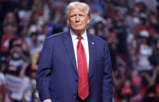 Etats-unis : Trump remet en cause la légalité des documents signés sous Biden à l'aide d'une machine à signer