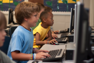 L’Assemblée nationale adopte une proposition de loi visant à interdire l’accès aux réseaux sociaux aux moins de 15 ans