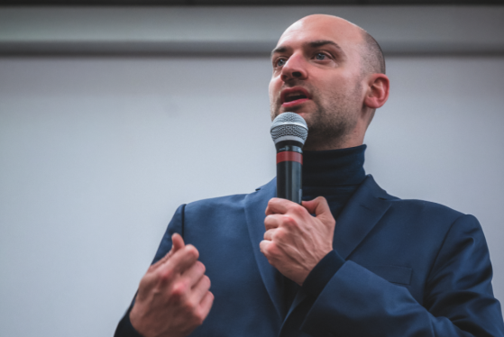 Le ministre des Affaires étrangères saisit la justice après la mise en cause d’un diplomate français dans l’affaire Epstein