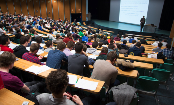 Quatre jeunes sur cinq en France estiment que les responsables politiques préparent mal leur avenir, selon un sondage